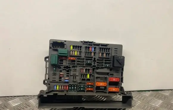 BMW 3 E90 E91 Fuse module 9119446 911944605