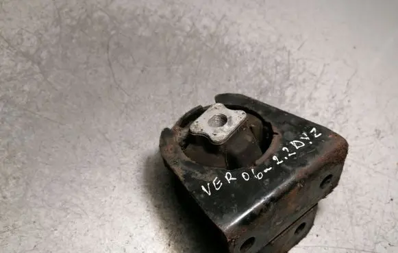 Toyota Corolla Verso E121 Engine mount bracket