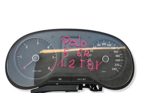 Volkswagen Polo V 6R Speedometer (instrument cluster) 6R0920861E