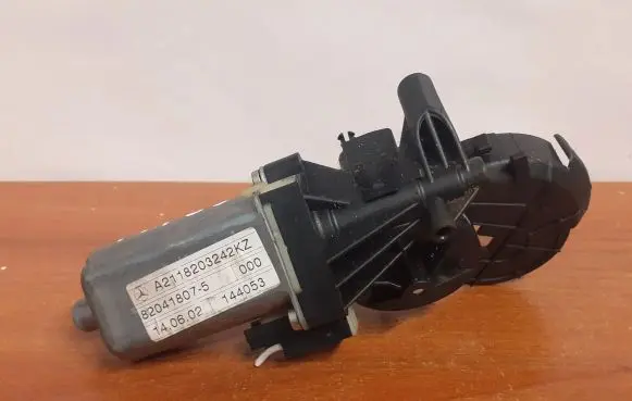 Mercedes-Benz E W211 Seat adjustment motor A2118203242 0390201940