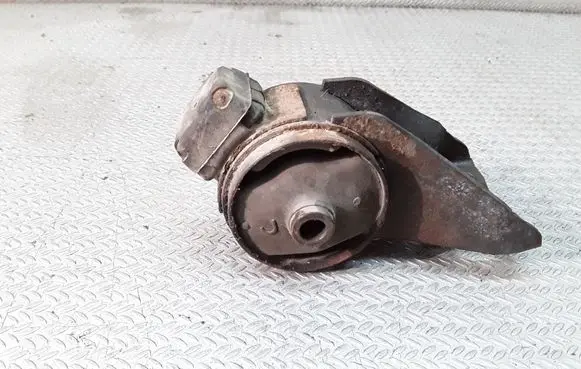 Mazda MPV Engine mount bracket