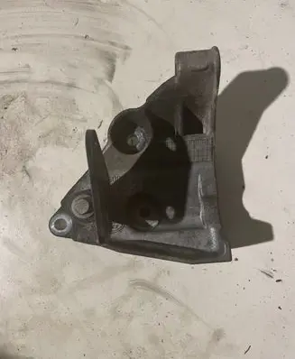 Land Rover Discovery 4 - LR4 Power steering pump mounting bracket Qvu500340