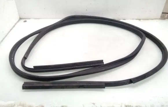 Land Rover Discovery 3 - LR3 Engine compartment rubber 