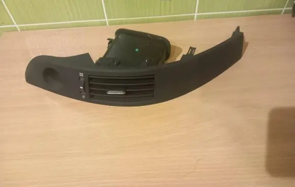 Toyota Corolla Verso AR10 Dash center air vent grill 556706401 556706401C 6556434010