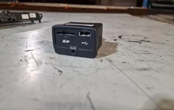 Fiat 500L USB socket connector 