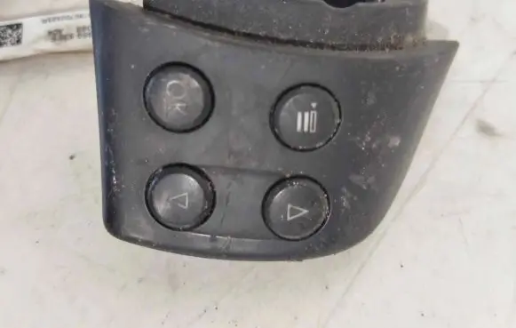 Steering wheel buttons/switches