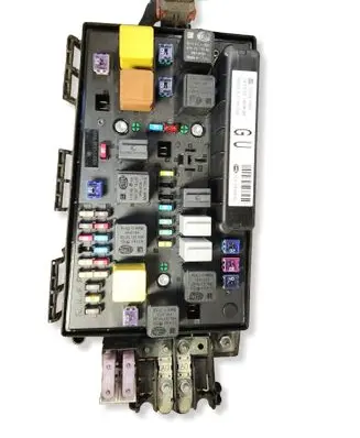 Opel Zafira B Fuse module 13206748M