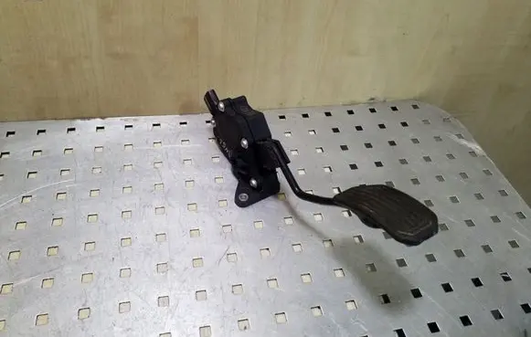 Toyota RAV 4 (XA30) Accelerator throttle pedal 7811042030 1988007280