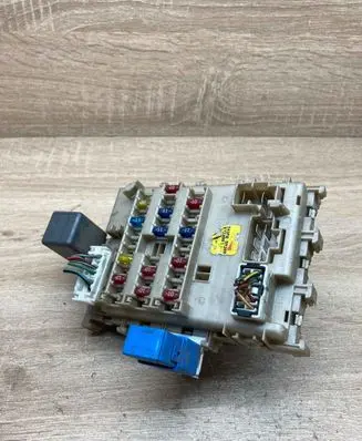 Nissan Almera N16 Fuse module 243505M300