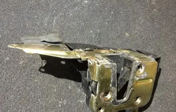Mitsubishi Carisma Front door lock