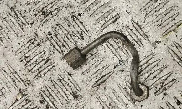 Volkswagen Tiguan Fuel line pipe 