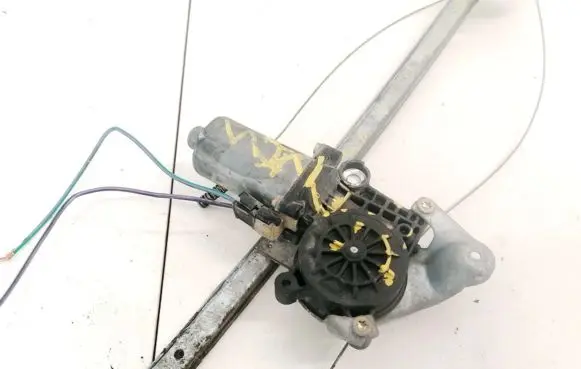 Mercedes-Benz E W210 Front door window regulator motor 0130821673