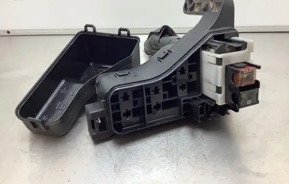 Toyota Corolla Verso AR10 Fuse box set PA66PPE