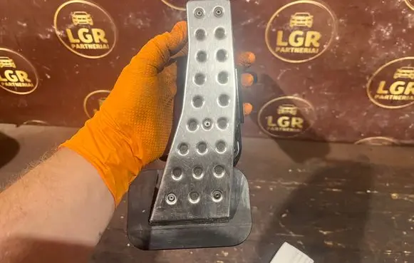 Accelerator throttle pedal