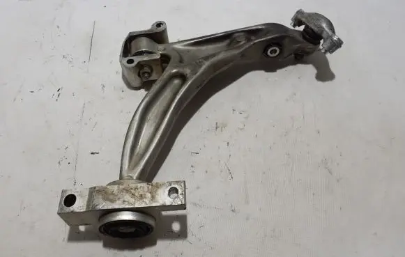 Volvo V60 Front lower control arm/wishbone 32298153