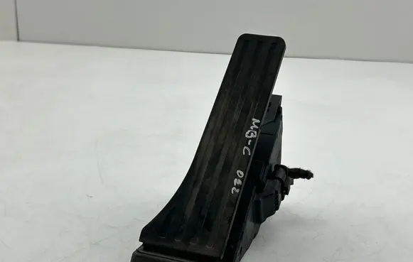 Mercedes-Benz C W206 Accelerator throttle pedal A2233000000 01410 240821