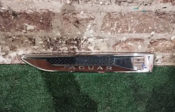 Jaguar XE Fender grill GX7M280B11AA GX73-280B11-AB