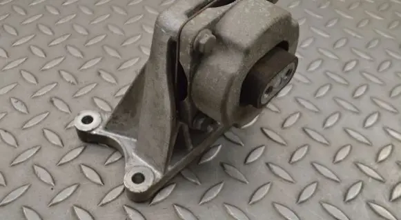 Maserati Ghibli Engine mount bracket 670004299