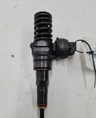 Volkswagen PASSAT B6 Fuel injector 038130073AG