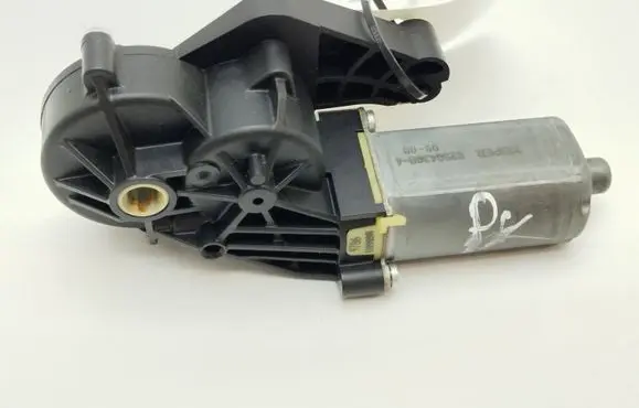 Mercedes-Benz C W204 Seat adjustment motor 0390203369 825843694