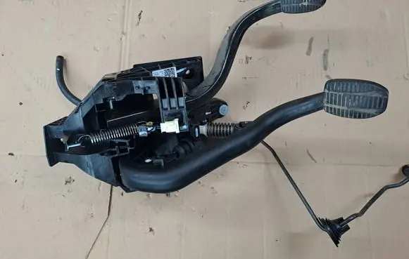 BMW X1 F48 F49 Pedal assembly 6870848