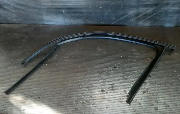 Volkswagen Tiguan Rubber seal front door window/glass 5NA837431