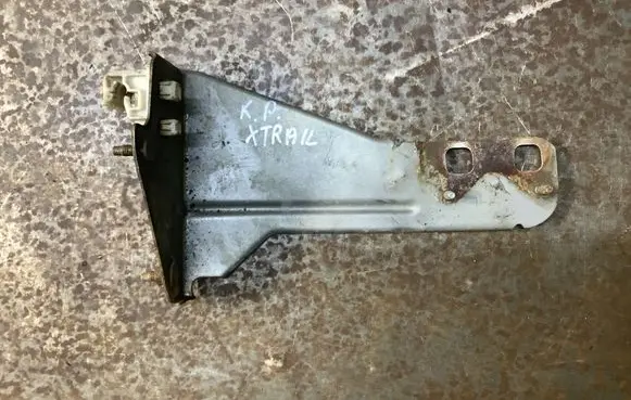 Nissan X-Trail T30 Headlight/headlamp mounting bracket 62217