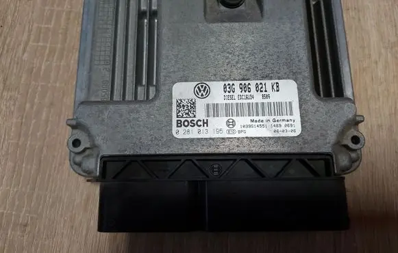 Volkswagen Touran I Engine control unit/module 03G906021KB