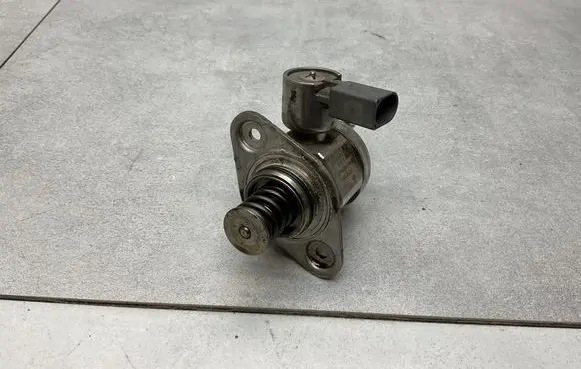 Volkswagen Jetta VI Fuel injection high pressure pump 04E127025A