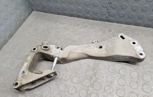 Gearbox mounting bracket