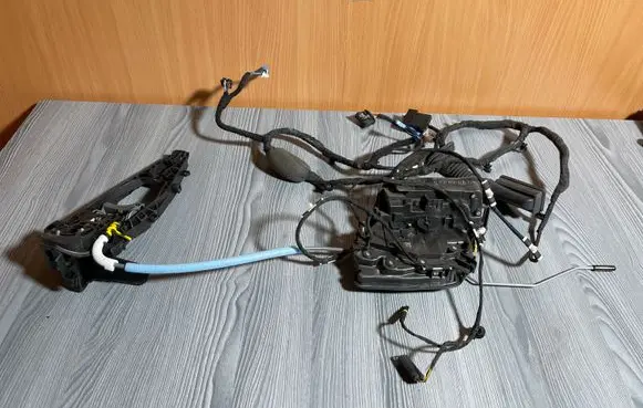 BMW X7 G07 Front door lock 7477688