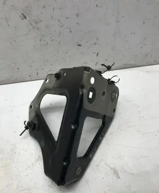 Audi A6 S6 C6 4F Fender mounting bracket 4F0821136A AU008S1091