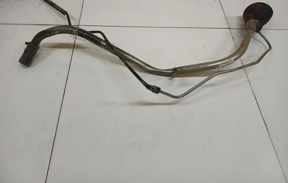 Chrysler 300 - 300C Fuel tank filler neck pipe