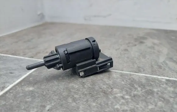 Volkswagen Golf V Brake pedal sensor switch 3B0945511C