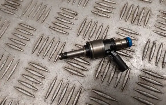 Audi Q7 4M Fuel injector 06C906036D