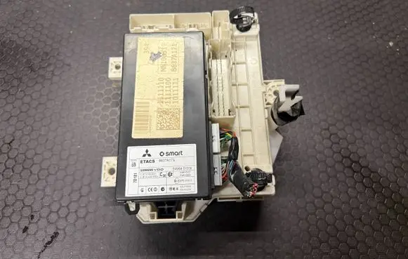 Mitsubishi Colt Fuse module 8637A171 CLBTC632001 5WK45103L