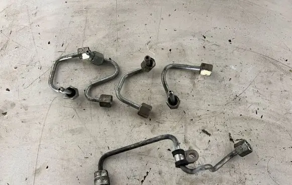 Volkswagen Tiguan Fuel injector supply line/pipe 