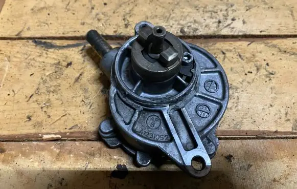 Mercedes-Benz C W203 Vacuum pump a6462300265 6462300265