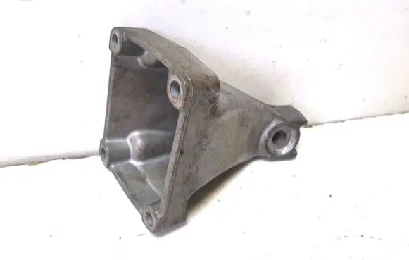 Engine mounting bracket