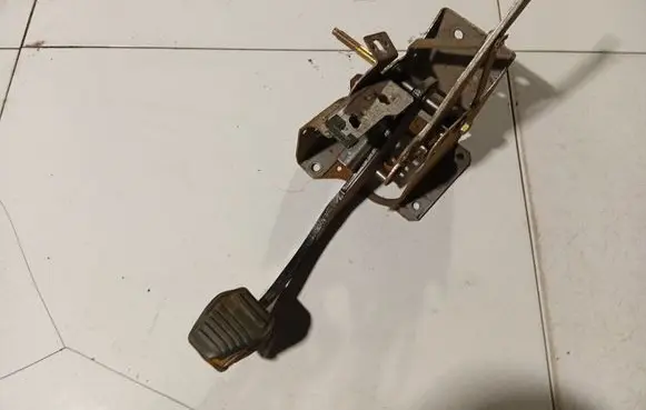Ford Mondeo Mk III Brake pedal