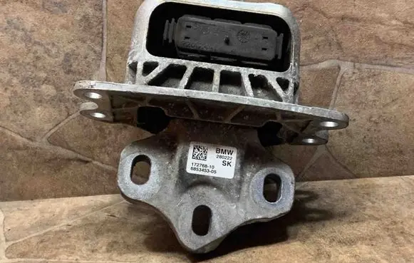 BMW 2 F46 Engine mount bracket 6843453