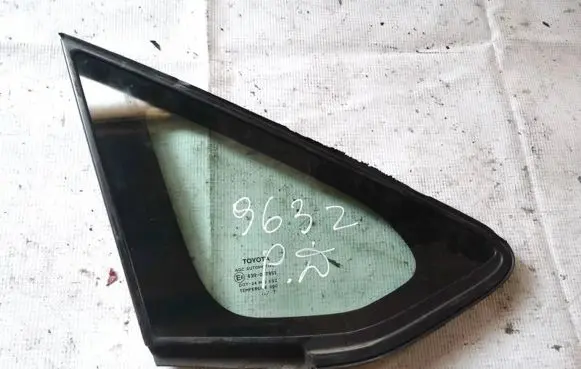 Toyota Auris 150 Front triangle window/glass as2