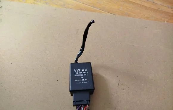 Volkswagen Golf V Fuel pump relay 1K0906093D