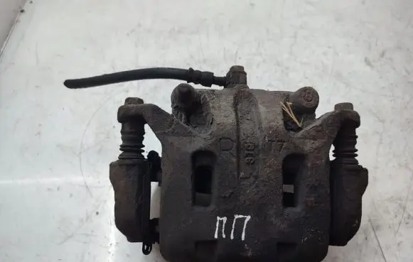 Nissan Qashqai+2 Front brake caliper