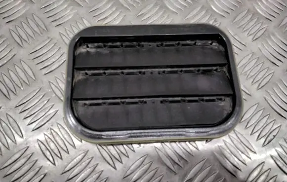 Quarter panel pressure vent