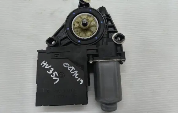 Skoda Octavia Mk2 (1Z) Front door window regulator motor 5K0959793A