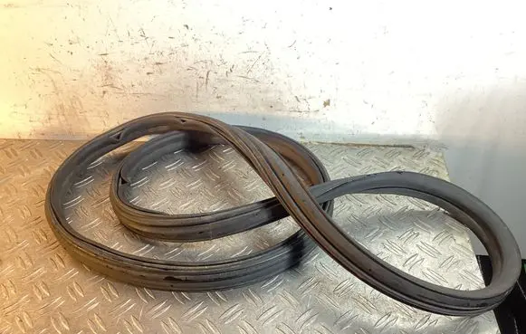 Tesla Model 3 Engine compartment rubber 3812396
