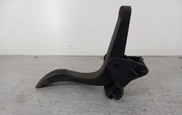 Accelerator throttle pedal