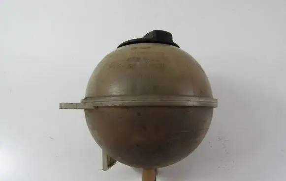Volkswagen Golf III Coolant expansion tank/reservoir 1H0121407