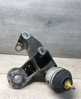 Volkswagen PASSAT B5.5 Engine mounting bracket 8E0199351